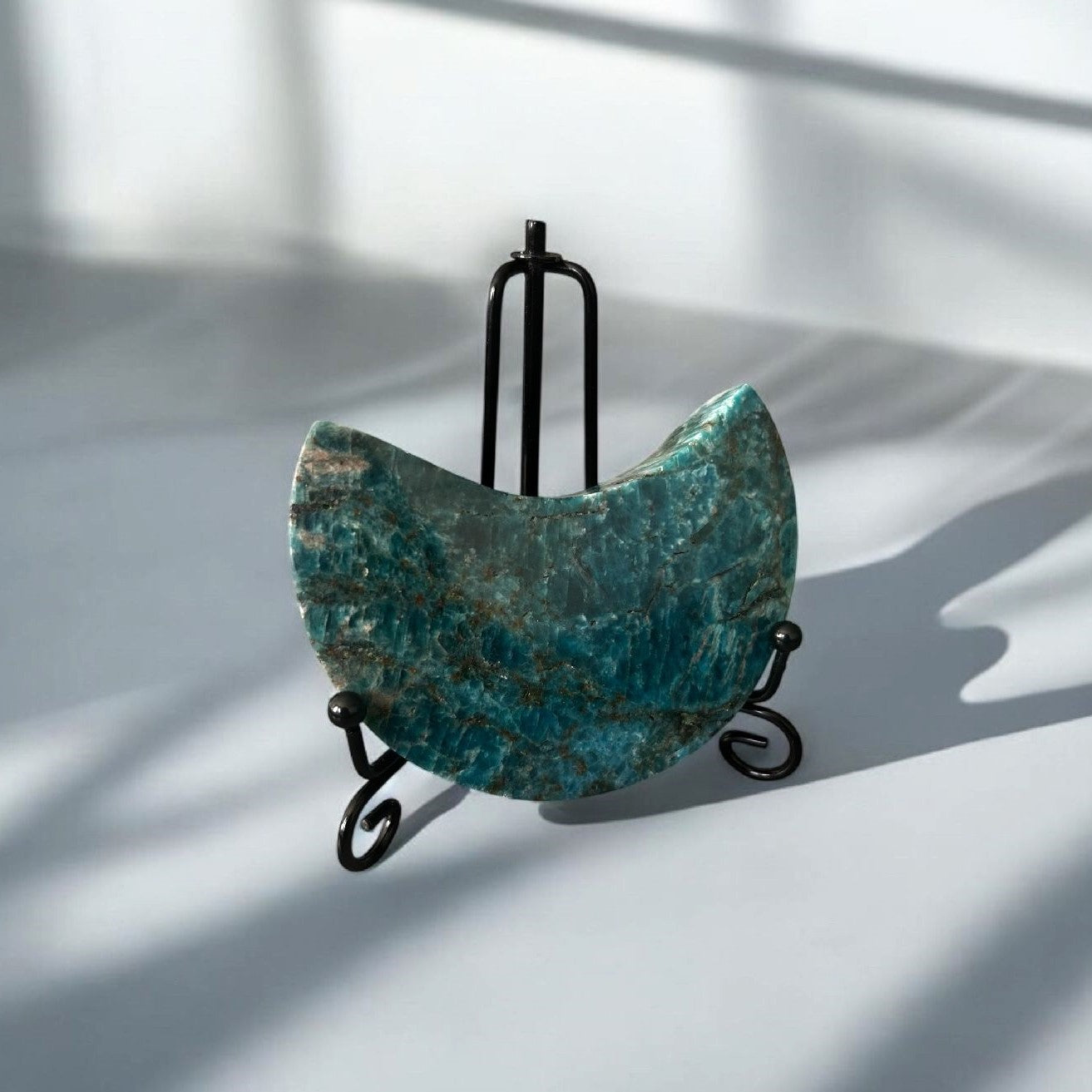 Apatitmond mit dekorativem Ständer