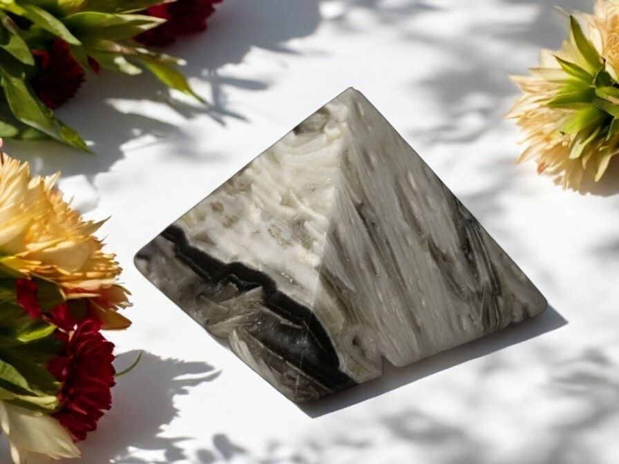 Pyramide aus Alabastercalcit